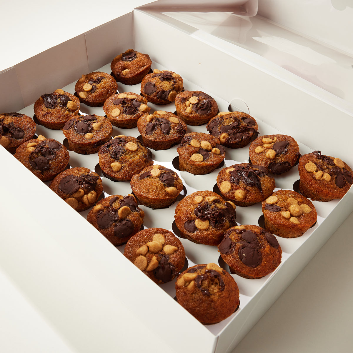 24x Banana Bites Tray Peanut Butter & Dark Chocolate – reemies cakes